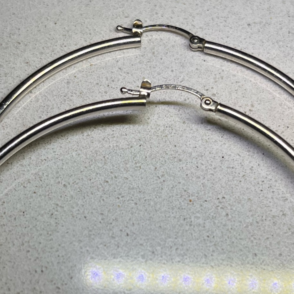 PRE-LOVED AUTHENTIC 14K WHITE GOLD HOOP EARRINGS - Picture 15 of 17